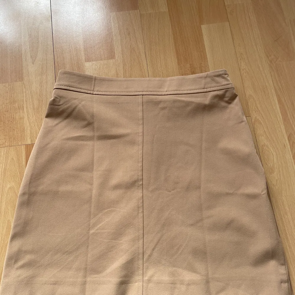 En kjol från hm, köpt förra året i str 36. Aldrig använt pga för stor i midjan.❤️. Kjolar.
