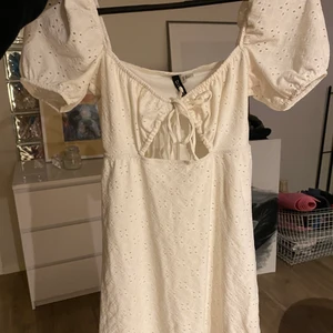 Vit klänning - Jättefin vit klänning som passar perfekt till student eller skolavslutning eller bara till sommaren, använd 1 gång och är som ny, köparen står för frakten💕