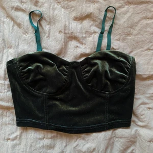 velvet top - mörkgrön velvet top från shein! använt bara för att pröva:)