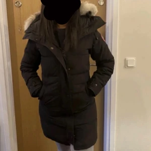 Canada Goose Shelburne  - Hej! Jag säljer min Canada Goose Shelburne i storlek XS men den är rymlig därför kan den även kännas som storlek S. Jackan slutar lite över knäna och håller en varm genom hela vintern. Anledningen till varför jag vill sälja vinterjackan är för att jag har köpt en ny i år. Vinterjackan har en liten defekt vid handleden som visas på bild tre men annars är den i bra skick och sjävklart är den kemtvättad. Jackan är endast varit använd tre vintrar. Pälsen till jackan inkluderas. Pris kan diskuteras! 