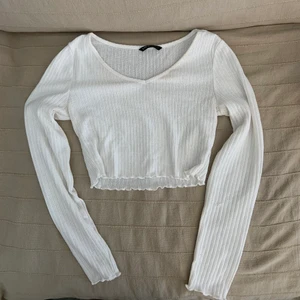 VIT TOPP - Säljer min vita tröja från Shein, sitter jättefint på men tyvärr för liten för mig nu