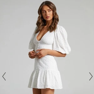 Vit broderad klänning i s.38 - Helt oanvänd och ny klänning från Showpo i storlek 38. Passar perfekt som studentklänning eller som en härlig sommarklänning. Säljer den för halva priset (orginalpriset ligger runt 600 kr + en hög frakt). Kan både mötas upp i Sthlm eller skickas på posten:) 