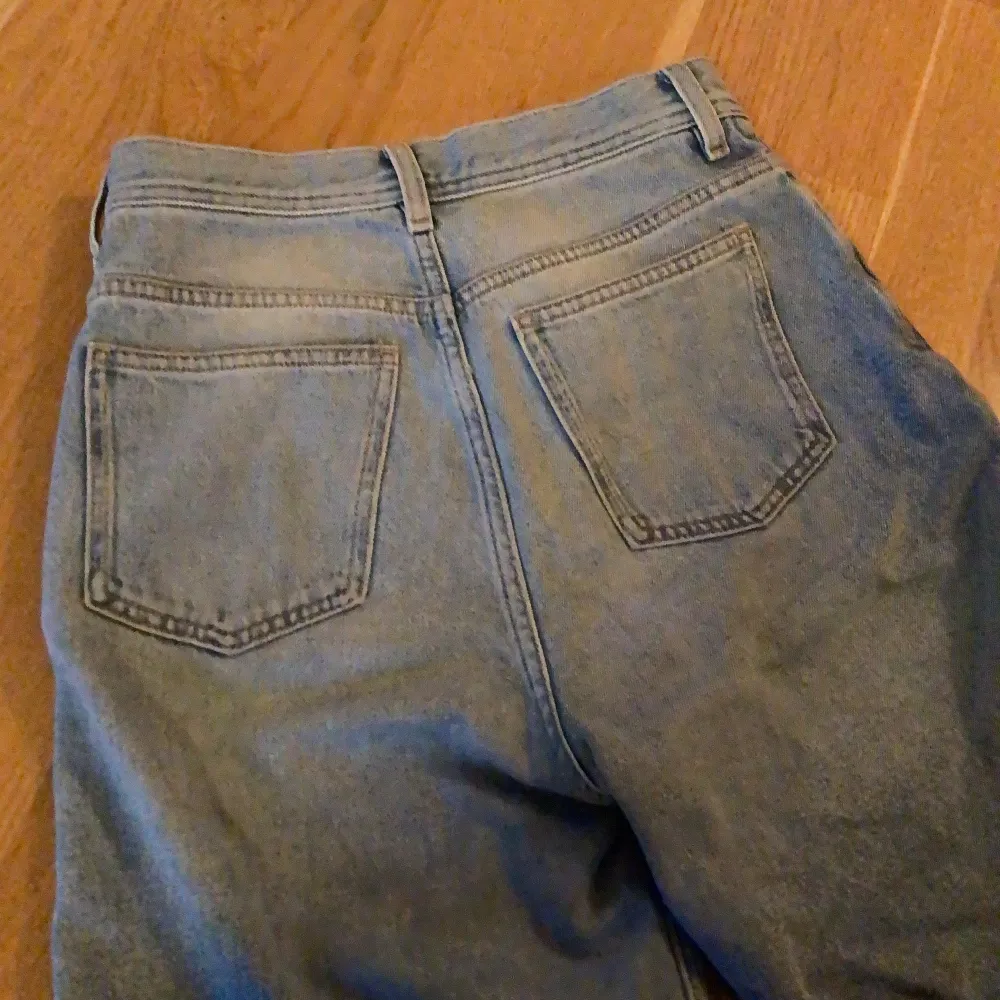 trendiga wide leg jeans från arket, ~700 kr originalpris. jättefint skick. storlek 25 (xs), men är av en kortare modell så passar 155-160 cm bäst. vid köp av 2 eller fler par jeans får du rabatt. möter upp i stockholm, annars står köparen för frakten <3. Jeans & Byxor.