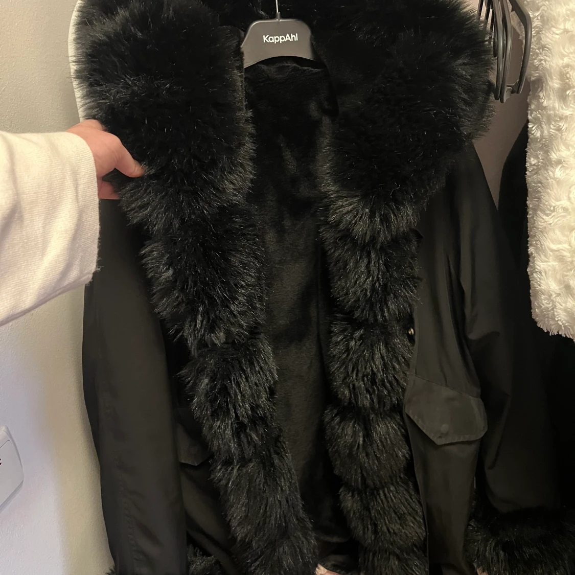 Fluffig svart parkas jacka