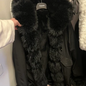 Fluffig svart parkas jacka  - Världens mysigaste svarta jacka, så varm och skön. Stor del av pälsen är avtagbar. Fodrad. I väldigt fint skick 