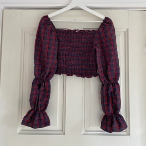 Topp från Zara - Långärmad rutig topp från Zara! Superfint att ha som off shoulder också😍 