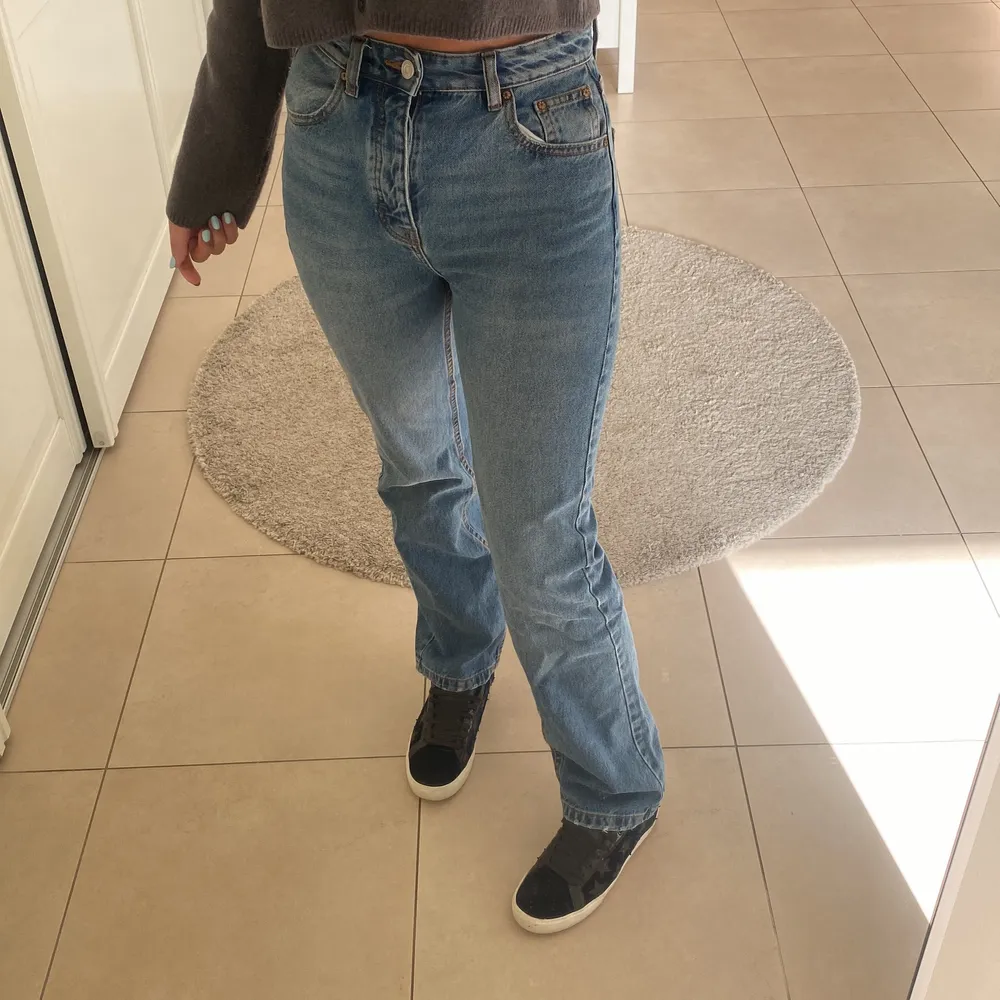 Super snygga Pull and Bear jeans som inte kommer till användning. Storleken är 34 men passar mig som är 36 också beroende på hur man vill att dom ska sitta . Jeans & Byxor.
