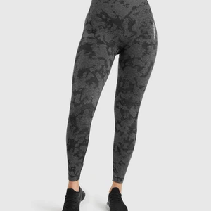 Gymshark tights - Gymshark camo tights! Säljer pga har för många tights. Sitter väldigt bra i rumpan, de har en söm där! Köpta för 599kr
