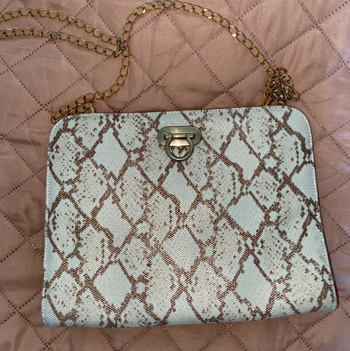 Väska i ormmönster 