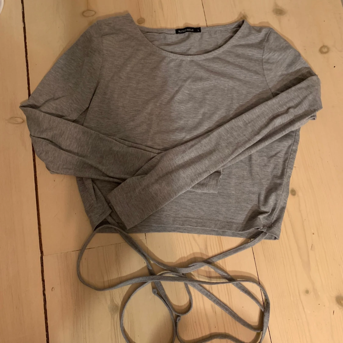 Grå tröja med snöre