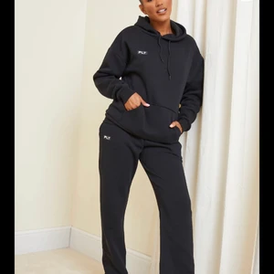 Storlek m - Jag säljer endast byxan då den var för stor för mig använd endast en gång och ligger bara i garderoben. Den är stretchig och skulle passa en m-xl skulle jag säga beroende på hur tajt man vill den ska sitta 