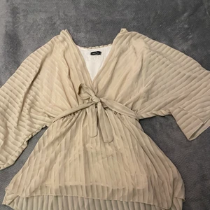 Blus  - Aldrig använd, stretchig i midjan, nypris 199:-