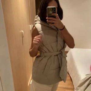 Väst - Väst med luva. Använt några gånger, inga defekter.