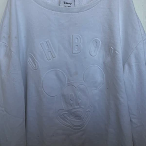 Sweater - Vit oversized sweatshirt med Musse pigg på, köpt i london i en Disney affär. 