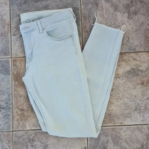 Skinny jeans Light wash - Skinny jeans köpta för några år sedan. Sitter bra på för små för mig nu. Sliten kant vid ankeln 