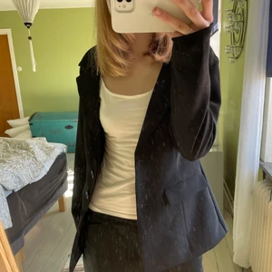 Blazer - Säljer denna svarta blazer som aldrig kommit till användning💟 Skriv vid intresse!