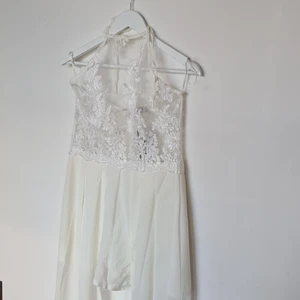 Byxdress för studenten - Köpte denna 2017 inför studenten men den var för liten i midjan. Det är en byxdress som ser ut som en klänning. Genomskinlig överdel. Inbyggda skjortts. (OBS! Dragkedjan behöver fixas bak, har några små missfärgningar då den legat i en låda i flera år) aldrig använd och har prislappen kvar. Skriv för fler bilder. 