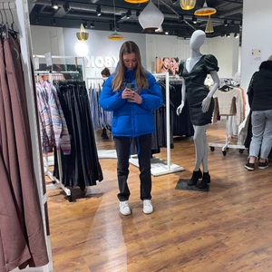 Blå vinterjacka från H&M - Jätte snygg jacka i fin blå färg! Endast använd några få gånger då den är lite förstor för mig. 💓