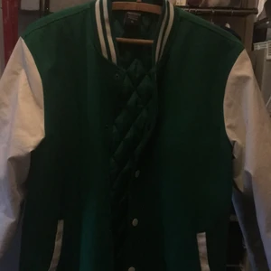 Varsity jacka värde 500kr y2k style  - Den är i bra skick har använt den 10-20 ggr den är väldigt varm och gjord ut av riktig läder.