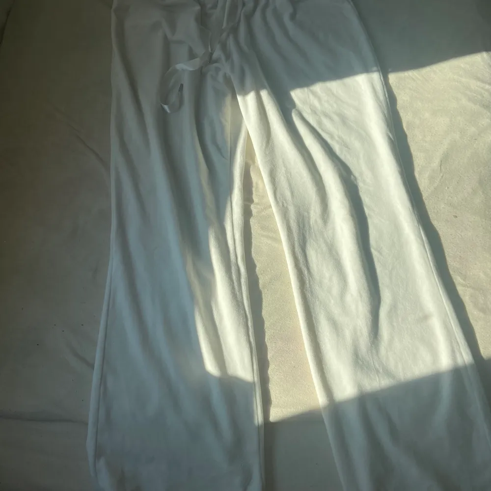 Vita utsvängda mjukis byxor. Säljer pågrund av fel storlek och har knappt blivit använda. Storlek l, köpta för 230 kr säljer för 100 kr. Jeans & Byxor.
