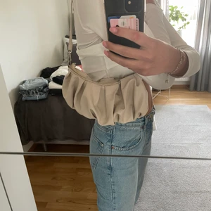 Väska - Fin beige väska, sparsamt använt.