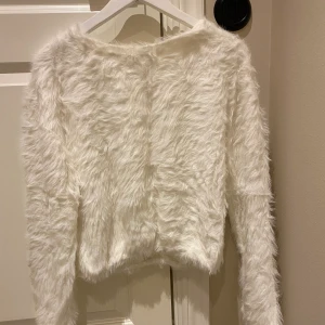 Vit tröja  - Vit lurig tröja, lite kortare från Zara. Kan skickas om köpare står för frakt