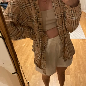 Rutig skjorta❤️ - Jag säljer nu denna fina skjorta, den e lite oversized men passar flertalet storlekar. Köpare står för frakt❤️