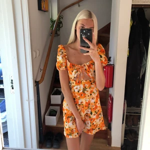 blommig klänning - helt oanvänd, jag brukar vika upp den lite så som på sista bilden! 