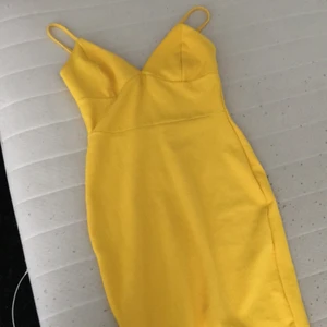 Gul klänning  - En gul v ringar klänning me två slits där bak från boho. Klänningen är strlk 38 alltså M men ändå passade mig som använder s/xs🥰
