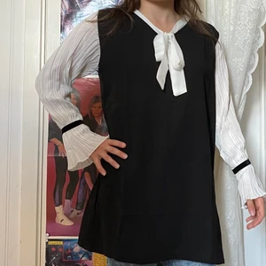 Fin klänning  - Kläning i fint skick bara använt en gång. Katt i hemmet. Storlek uppskattad. 