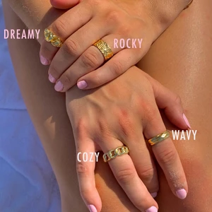 Ringar - Våra supersnygga 18K Gold Plated ringar. 1 ring för 109kr, 2 ringar för 169kr. Finns i färgerna silver och guld och alla ringar är justerbara.💫 PSST… det finns fler bilder i vår profil🥰 @WidaDetails på Instagram