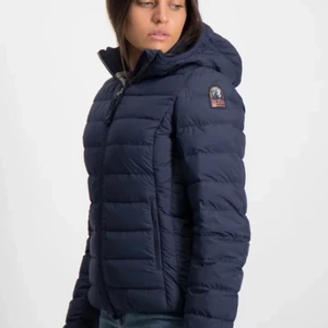 Parajumper jacka - Säljer nu min parajumper jacka som jag använt 1 vinter. Bra skick förutom lite små hål i innerfickan( inget som syns) skriv till mig privat för lite mera bilder❤️