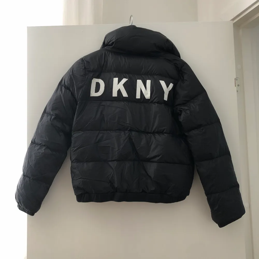 Jacka köpt i USA från DKNY. Storlek XS. Texten bak på jackan är sliten och kommer därför lägga ut den till ett billigare pris. Nypris: 1999kr . Jackor.