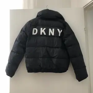 Jacka köpt i USA från DKNY. Storlek XS. Texten bak på jackan är sliten och kommer därför lägga ut den till ett billigare pris. Nypris: 1999kr 