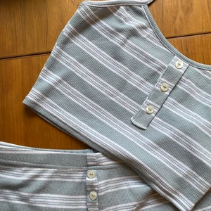 Randigt set från prettylittlething - Säljer detta supersöta (och sköna!) set från prettylittlething. Inköpt förra sommaren men endast använt ett fåtal gånger så i fint skick💗 betalning sker via swish!