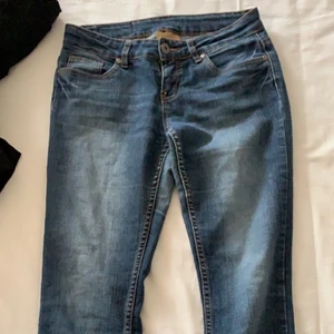 Low waisted jeans botcat - Säljer mina low waisted botcat jeans då jag inte får användning av dom, har sytt upp dom då dom var för långa så passar någon som är 150-160, nypris 300