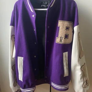 varsity jacka  - Säljer nu min super snygga o coola varsity jacka från Aelfric Eden, köptes för ca 1100kr och säljer nu för 600kr. Knappt använd så i superfint skick, kan både mötas upp samt frakta spårbart😇 Strl M så sitter fint oversized😁 Den lila modellen Bones i unisex. 