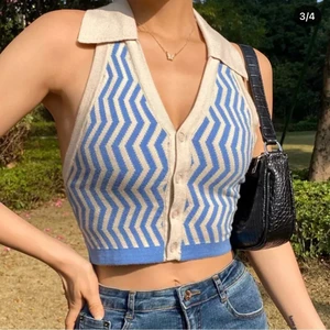 Halterneck - Supersnygg och trendig halterneck tröja med knappar ifram! Aldrig använd av mig men köpt av en tjej på här på plick! 