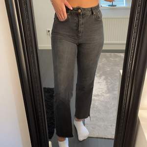 Snygga och sköna jeans från NA-KD som inte kommer till användning längre. Använda men bra skick! Hör av er vid intresse🥰