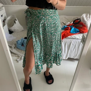 Grön mönstrad omlott kjol - Grön mönstrad omlottkjol med knytning i sidan, storlek xs men sitter som en S, använd 1 gång, 60kr+ frakt💕💕
