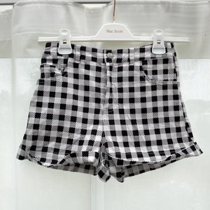 Rutiga shorts - Rutiga shorts från BikBok i strl S. Knappt använda i fint skick. Höga i midjan.  Passar XS/S.