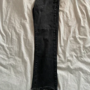 Jeans - Svarta jeans, 70kr + frakt💕