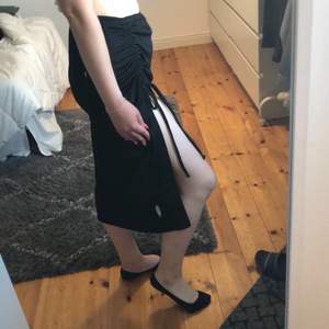 Svart lång kjol med slits