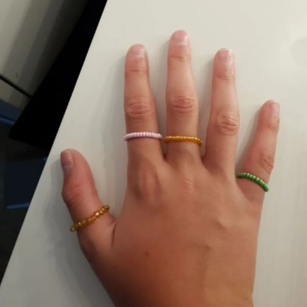 Det finns massa flera olika färger och om ni är intresserade att köpa dessa ringar men gillar inte färgen så är det bara att skriva till mig ert önskemål om färg så kan jag göra den färgen åt er <3. Övrigt.