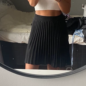 Kjol - Skit fin kjol, säljer då den inte kommer till användning så mycket!