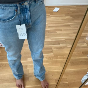 Zara jeans midrise ljusblå - Svin snygga zara jeans ljusblåa helt slutsålda | modell: midrise straight. Frakten ingår ej i budet ni läggerrrr