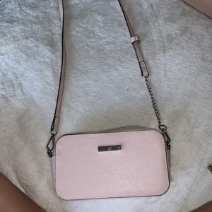 Axelbands väska - Jätte fin axelbands väska aldrig använd. Säljes för 100 kr då den aldrig är använd och ny priset var 200 kr