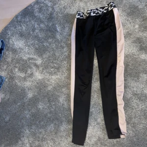 Träningsbyxor  - Ett par fina träningsbyxor jättefint skicka säljer för att dem är för små 