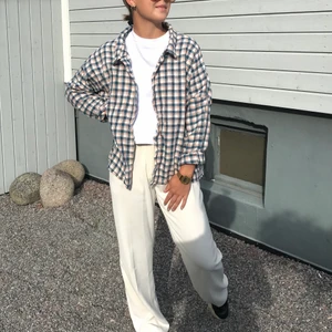 Over shirt  - En egensydd over shirt/skjorta i ett rutigt tyg med lite struktur i och oversized ärmar🌸 så fin både som den bärs på bilden med en T-shirt under eller med en hoddie för lite kallare dagar🍀                                                         Tveka inte att skriva om du har fler frågor, vill se mer bilder eller såå!!  Kika även gärna in på min sida där jag säljer mer egensydda och virkade kläder av återvunnet material🌳🌳 Finns även på instagram @lucu.studio 💗💗