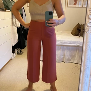 Vinröda trekvartsbyxor - Supersköna vinröda trekvartbyxor!! Storlek S, aldrig använda. Prislappen kvar❤️‍🔥